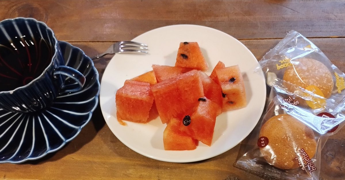 benitenmaru's tweet photo. おはようスイカとブッセ？
昨日の下水詰まりがまだ解消してなかったのでもう一本苛性ソーダを流したあといろいろ使って力付くでなんとか開通させた。部屋の中が下水臭くてうっとうしい朝。 https://t.co/bfUL50MJcO