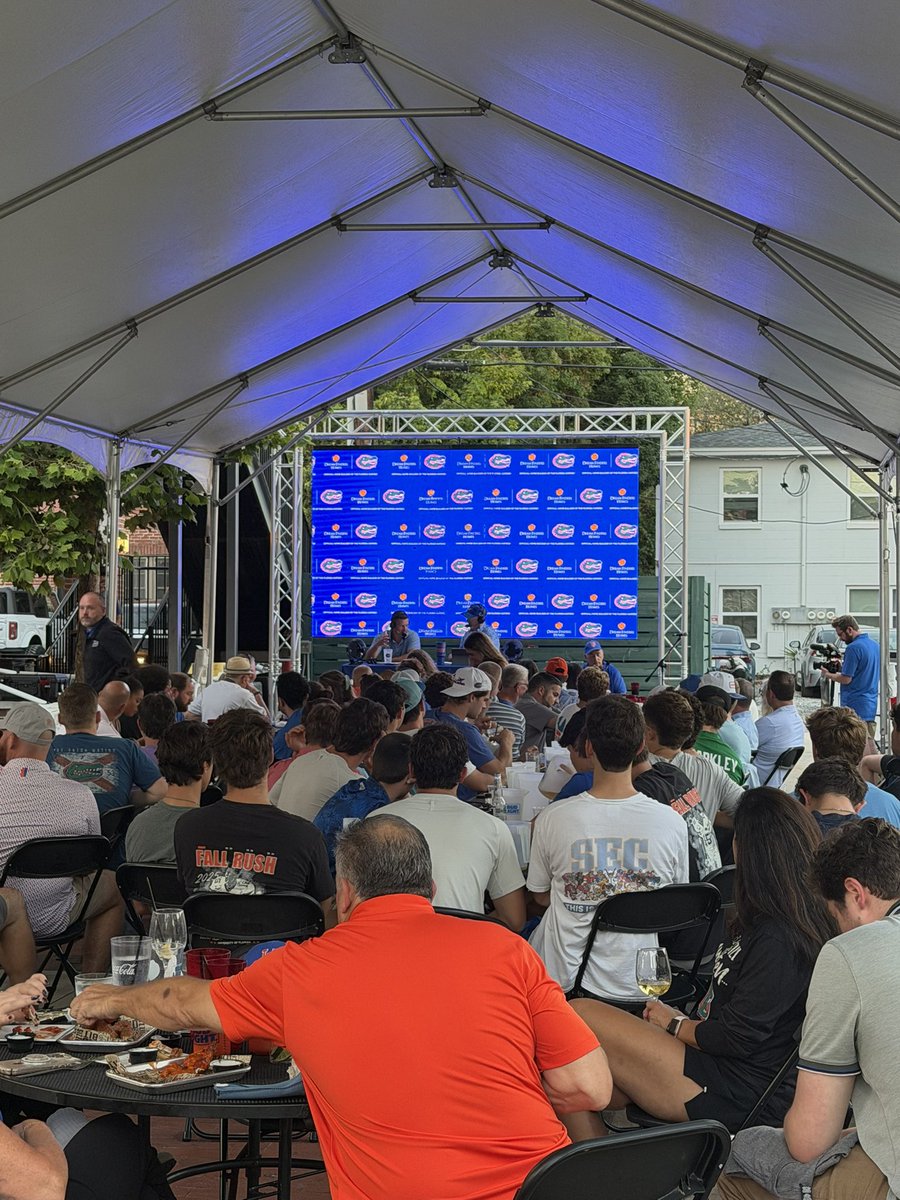 delatorre's tweet photo. The crowd keeps growing for Jon Sumrall’s radio show. It outgrew upstairs and has a packed crowd outside of the Swamp Restaurant. https://t.co/Y99BfPGcqe