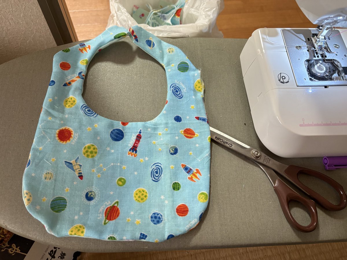 cr110728's tweet photo. 6wの時に作ったスタイ
男の子、女の子どちらも表裏で対応✨
ボタン付けは性別決まってからその性別が前になるように付けて完成する!
性別発表でも使うかも? https://t.co/Yl9QEeesga