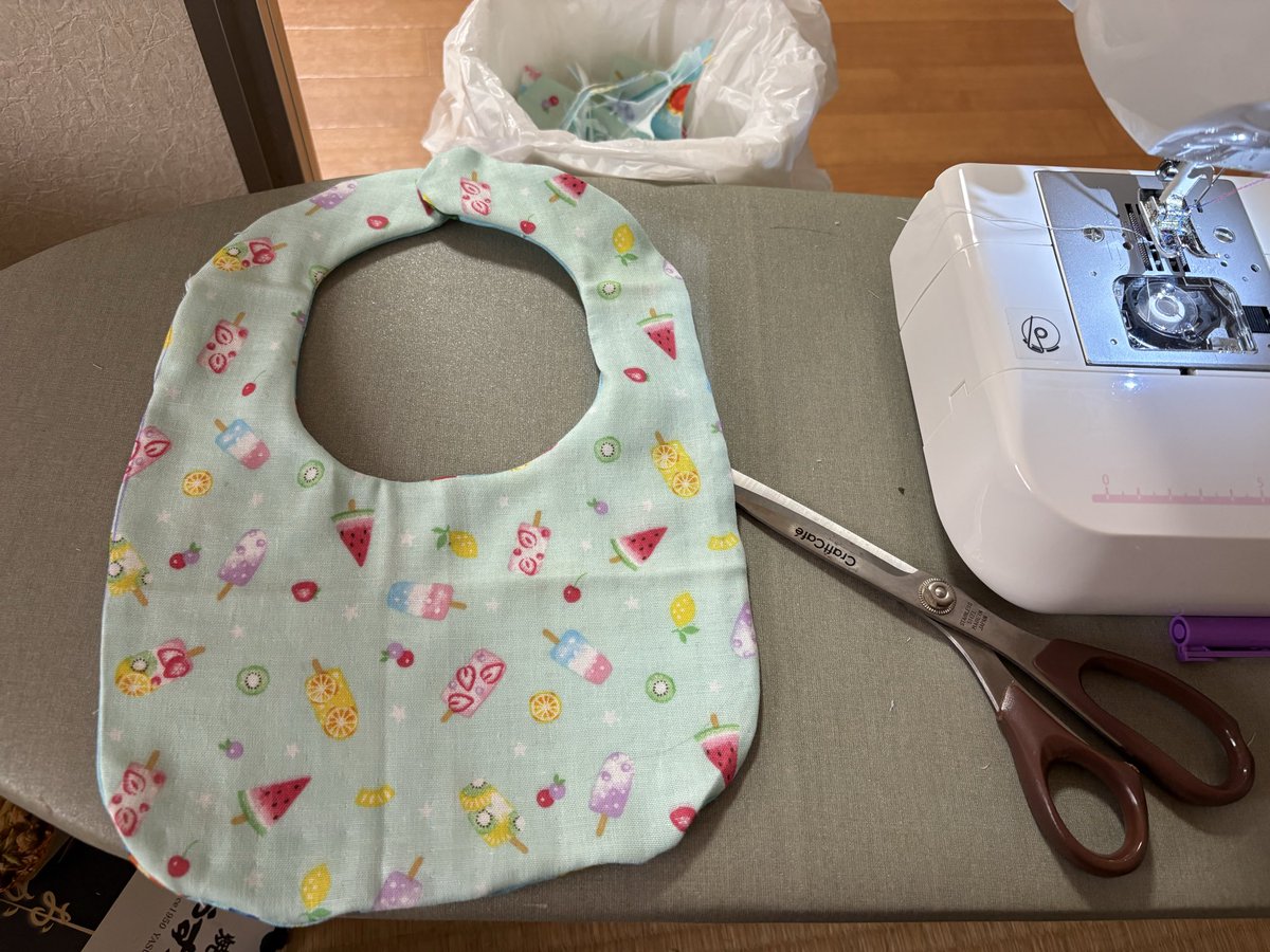 cr110728's tweet photo. 6wの時に作ったスタイ
男の子、女の子どちらも表裏で対応✨
ボタン付けは性別決まってからその性別が前になるように付けて完成する!
性別発表でも使うかも? https://t.co/Yl9QEeesga