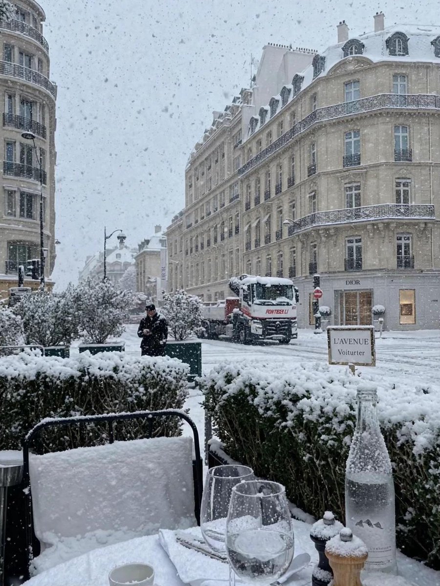 echoesofworld's tweet photo. winter in paris https://t.co/2njPCs7UEW