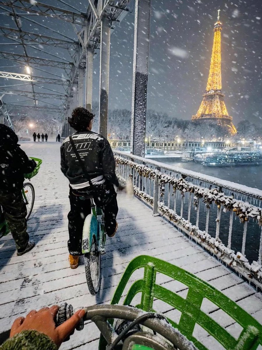 echoesofworld's tweet photo. winter in paris https://t.co/2njPCs7UEW