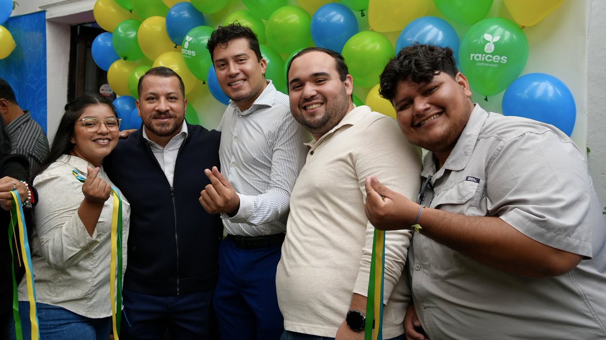 luicacerg's tweet photo. Crecimos, nos organizamos y construimos este camino paso a paso 🌱 

Hoy Raíces inicia una nueva etapa: ya somos partido político.

#raices #Guatemala #raicesguate #comunidad https://t.co/fQfQrZHhRr