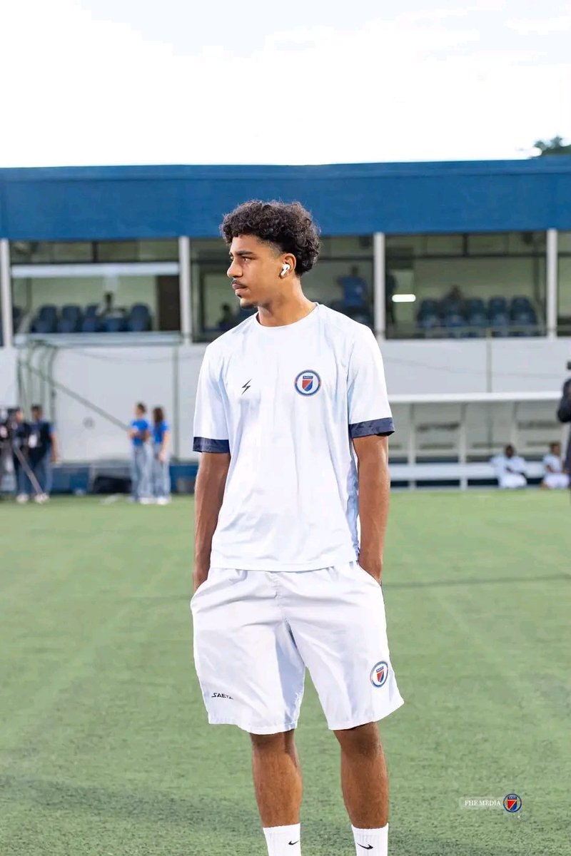 Totalmixtv9's tweet photo. Miguel Joseph et Keeto Thermoncy rejoignent les Grenadiers

À deux jours de leur confrontation face à la République dominicaine en Ligue des Nations de la Concacaf, les Grenadiers enregistrent l’arrivée de deux renforts. Miguel Joseph, appelé en remplacement de Woodensky Pierre, et Keeto Thermoncy, défenseur évoluant en Suisse, doivent rejoindre le groupe haïtien avant le déplacement à Saint-Domingue, prévu ce mardi 29 septembre.

Thermoncy, présent dans le groupe des 26 Haïtiens lors de la dernière Coupe du monde sans avoir disputé de rencontre, vient notamment apporter une solution supplémentaire au secteur défensif.