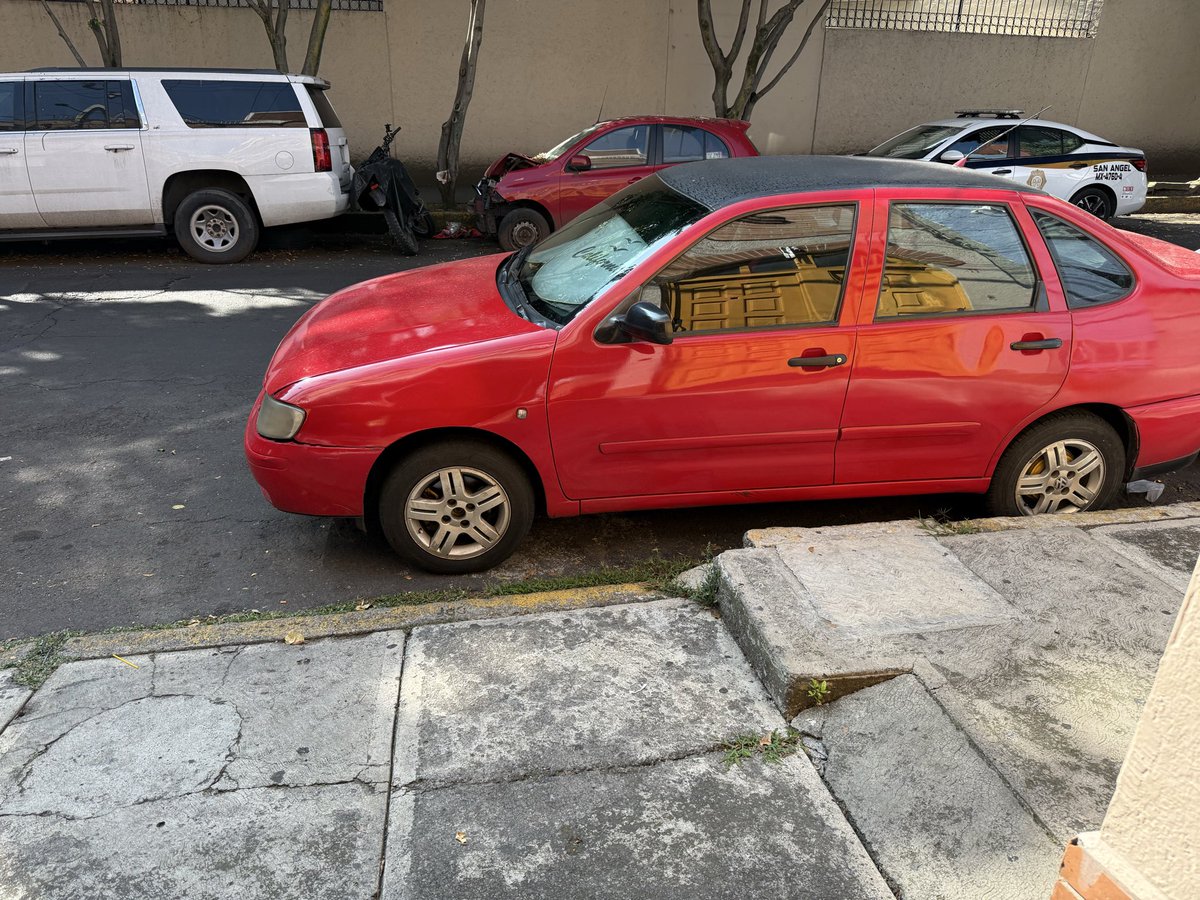 Pablo14275383's tweet photo. @UCS_GCDMX @OVIALCDMX Este carro lleva obstruyendo una entrada desde ayer a las 7pm y nadie ayuda en 911 ni en el número de la unidad de contacto. Podrían apoyarnos con una grúa para retirar el vehículo por favor? Es en avenida México, c.p. 01080 entre Tlaxcala y Guanajuato https://t.co/FyowPtVRsA