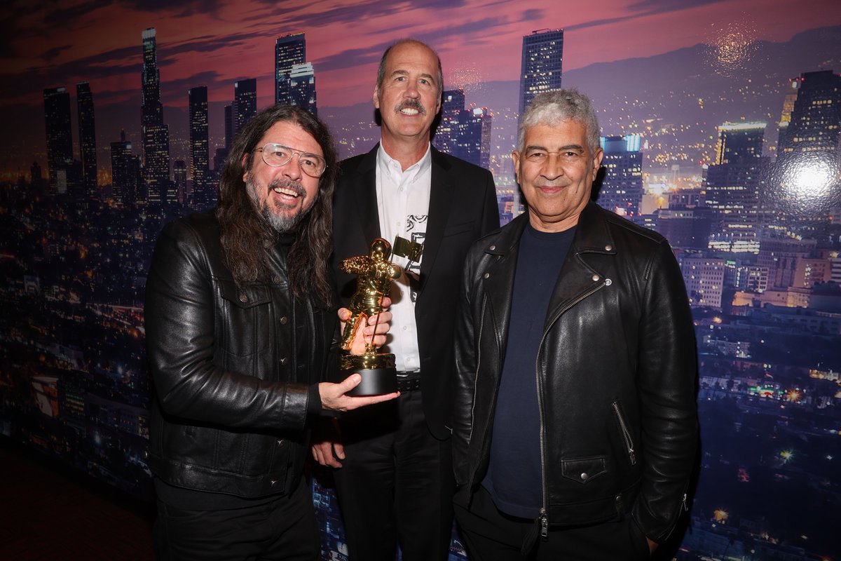 Nirvana's tweet photo. Thank you @vmas. https://t.co/FHzmkVcnTC