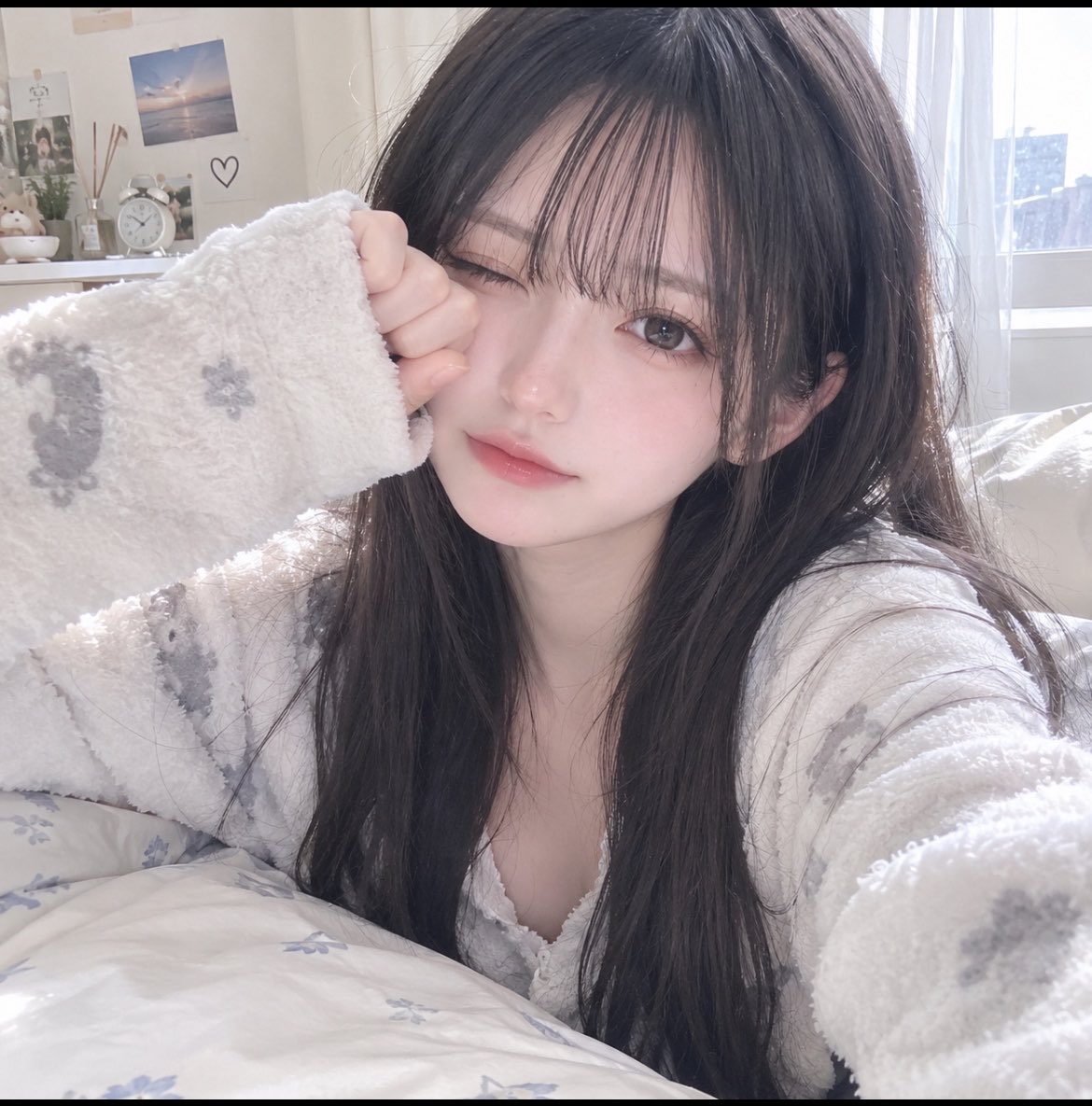 Motedou98p's tweet photo. おはよう☀️
まだちょっと眠い……🥱

もう少しだけ布団にいたいけど、今日はちゃんと起きた☺️

みんなは朝すぐ起きられる派？それとも凛みたいに眠い派？👀

#凛の日常 #AI美女 #AI女子 #AIart https://t.co/YPzDWOV5yb