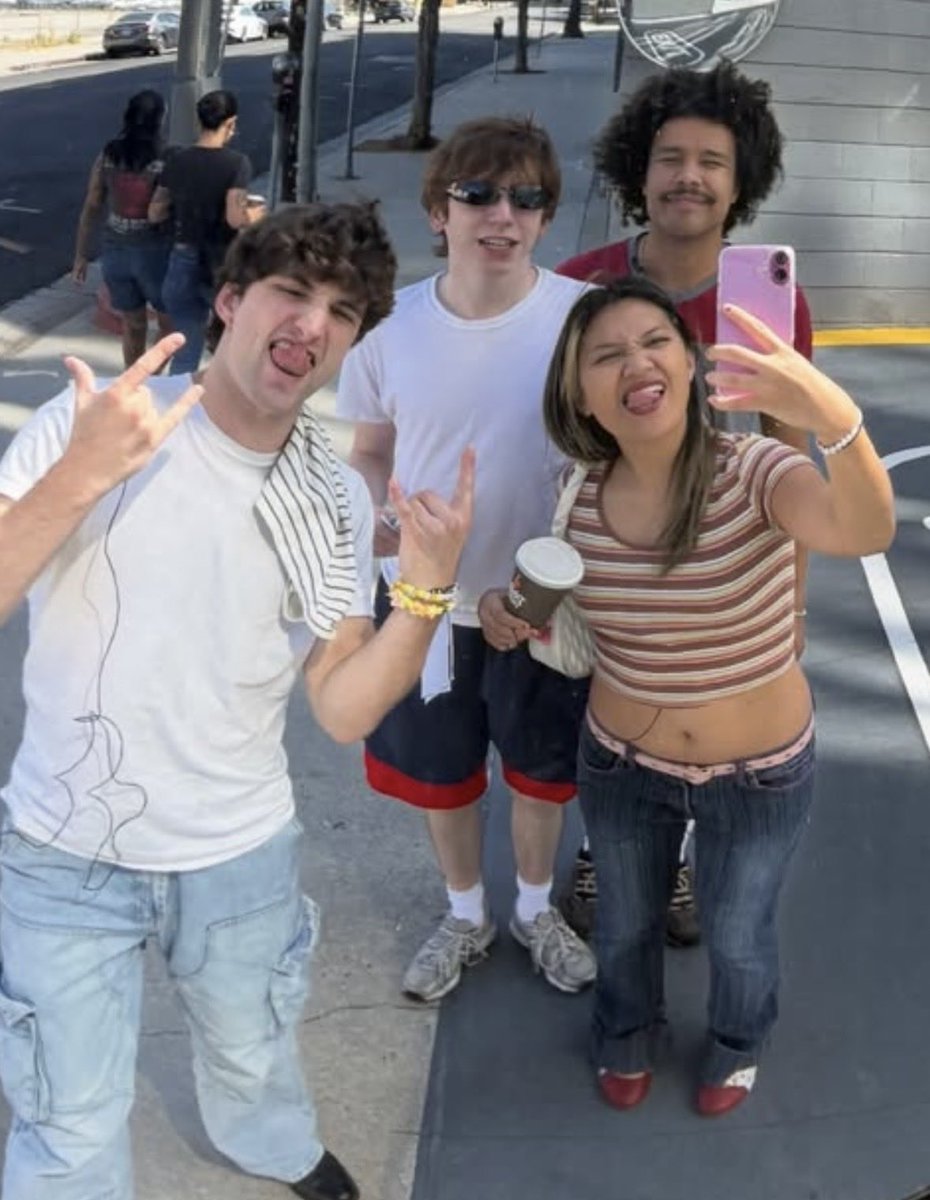 rhyarewehere's tweet photo. THATS THE CUTEST FUCKING THING IVE EVER SEEN https://t.co/gMoSFazweO