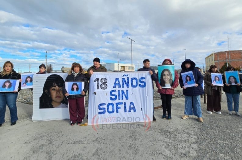 radiofueguina's tweet photo. SOFIA HERRERA, PRESENTE EN LA MEMORIA DE TODOS, MENOS LA DE LA JUSTICIA:  Su familia volvió a manifestarse, a 18 años de la desaparición de la niña.

https://t.co/KDpnxU0jpn https://t.co/b0YGvsGaR2