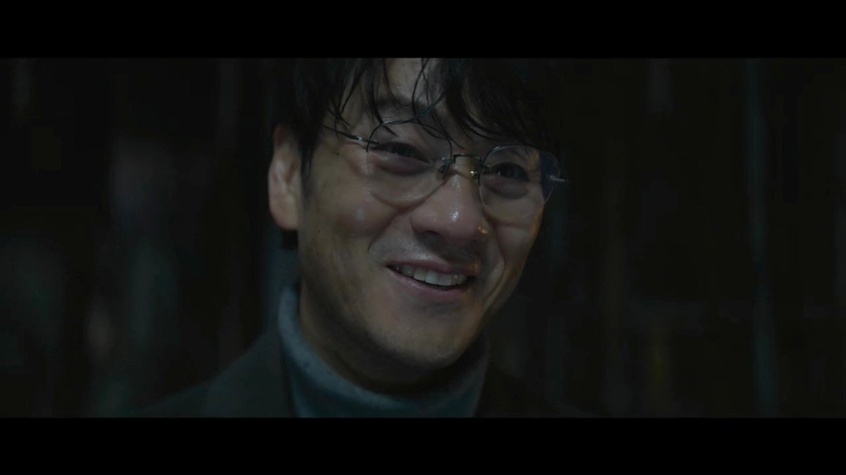 TinTonTheater's tweet photo. 韓国ドラマ『悪縁』第5話。
今までわからなかったことが色々判明する回で面白かった！
登場人物はジュヨン以外クズばかりやんけｗ
中でもボムジュンは群を抜いてヤバイわ。

・ボムジュンとユジョンは金持ちを狙って美人局や恐喝をしていた。次の標的がサンフンだった
・サンフンの素行調査を興信所に依頼したのは、サンフンの妻だった（結婚してたんかいっ！）
・ボムジュンとギルリョンは刑務所仲間だった
・ギルリョンはボムジュンに「一緒に仕事をしないか？」と連絡した。それが「ジェヨンの父親を殺す」ことだった
・ギルリョンが車内でジェヨンの父親を絞殺。一旦二人は別れて、ボムジュンは遺体を利用してサンフンから金をゆする計画を思いつく
・廃ビルには、ジェヨンとボムジュンとギルリョンがいた。ボムジュンはジェヨンと自分の背格好が似ていることから、ジェヨンに成り代わることを思いつく

何でボムジュンがジェヨンのふりをするのかわからなかったけど、
サンフン殺害と、ユジョンとサンフンの遺体遺棄で、
手配書がまわっていたからだったのか。
あの時の行動は全部、調査員に見られていたわけね。
まぁジェヨンに成り代わったところで、
ジェヨンは父親殺害の容疑をかけられているし、
借金を返さないと借金取りに殺されるし、
ジュヨンから復讐されるしで、いいことないけどなｗ
ギルリョンから中国に逃亡しようと言われたけど、
市内が封鎖され港に辿り着けないことから、
邪魔者のギルリョンを殺害したのか。
次で最終回！
ボムジュンがどんな末路を辿るのか楽しみだわｗ
