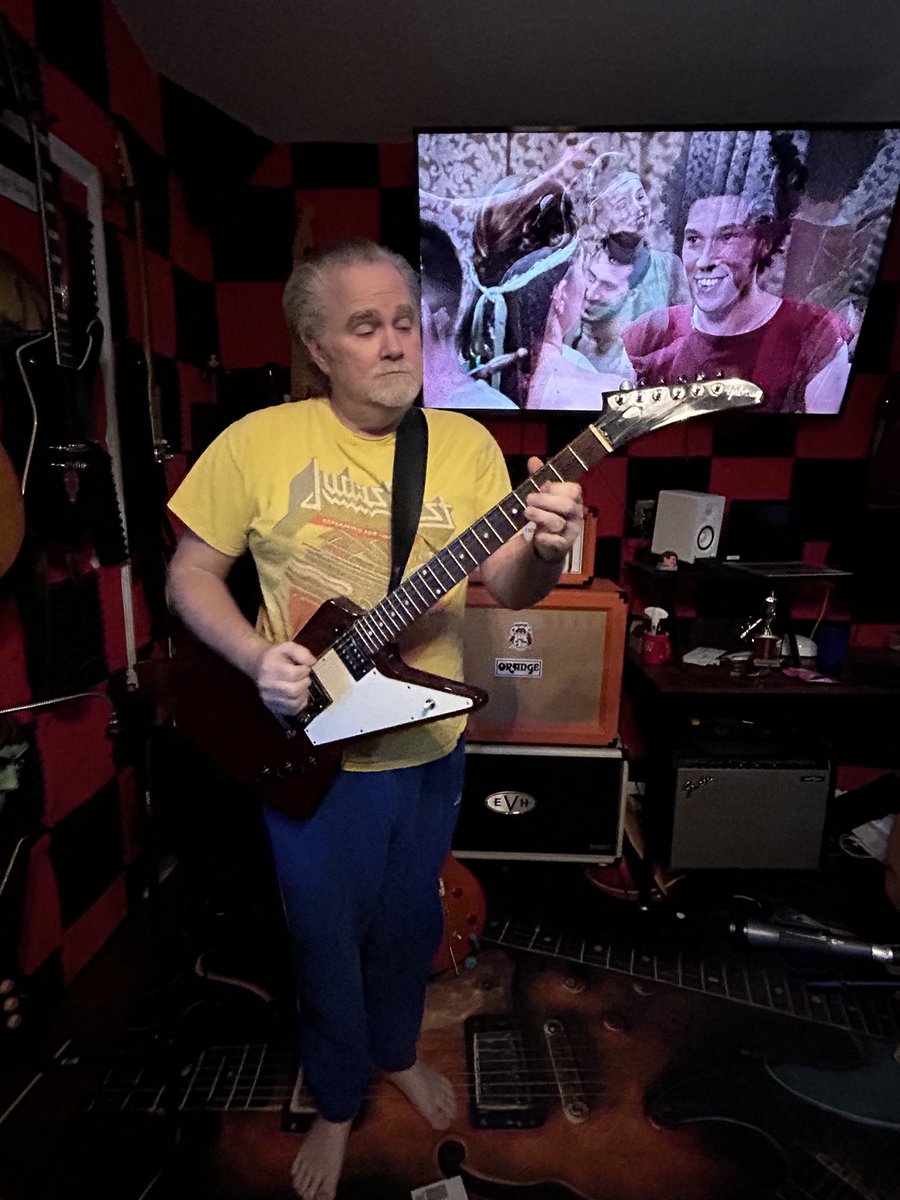 Guitarbizon's tweet photo. I saw a lot of people upset about it being Monday today and look, it passed by just like the weekend… https://t.co/CNNIopjWS2