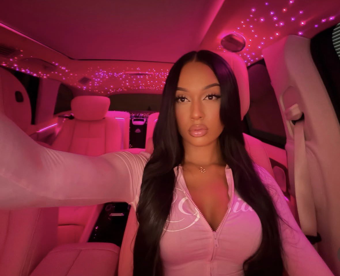 itbrooklynikole's tweet photo. The arm is the selfie stick 🤳 🎀💕

#arm #selfiestick #fyp https://t.co/GukThv7q7Z