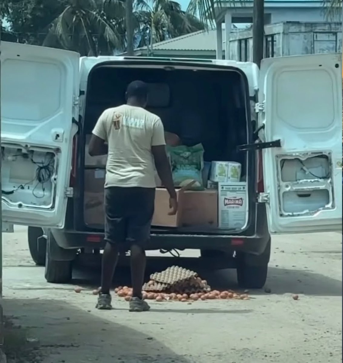 DonXJefe's tweet photo. Nah, Caz what yuh even do Ina this situation ?😭😂 https://t.co/B4LsjnDGoD
