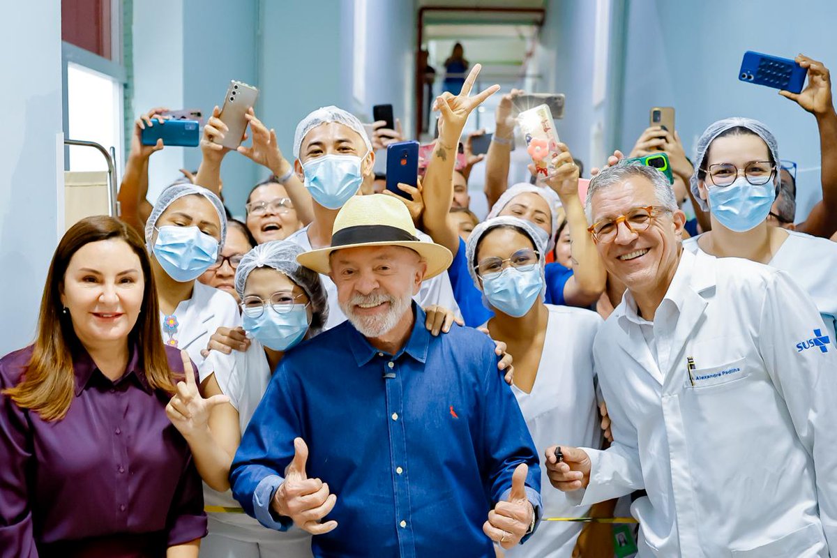 LulaOficial's tweet photo. As melhores tecnologias de saúde são um direito de todos – e não apenas de quem pode pagar um plano de saúde. Por isso, fiquei muito feliz em ver que hoje foi realizada, em Belém do Pará, a primeira cirurgia robótica pelo SUS na Região Norte do País.

Isso só aconteceu graças ao Programa Agora Tem Especialistas, que além de trazer mais tecnologia e profissionais para a rede pública, também garante que hospitais privados atendam pelo SUS de forma gratuita.

É isso que queremos para o Brasil: mais médicos, mais equipamentos, mais cirurgias e menos tempo de espera para quem precisa do SUS. Saúde de qualidade chegando a quem mais precisa.

📸 @ricardostuckert