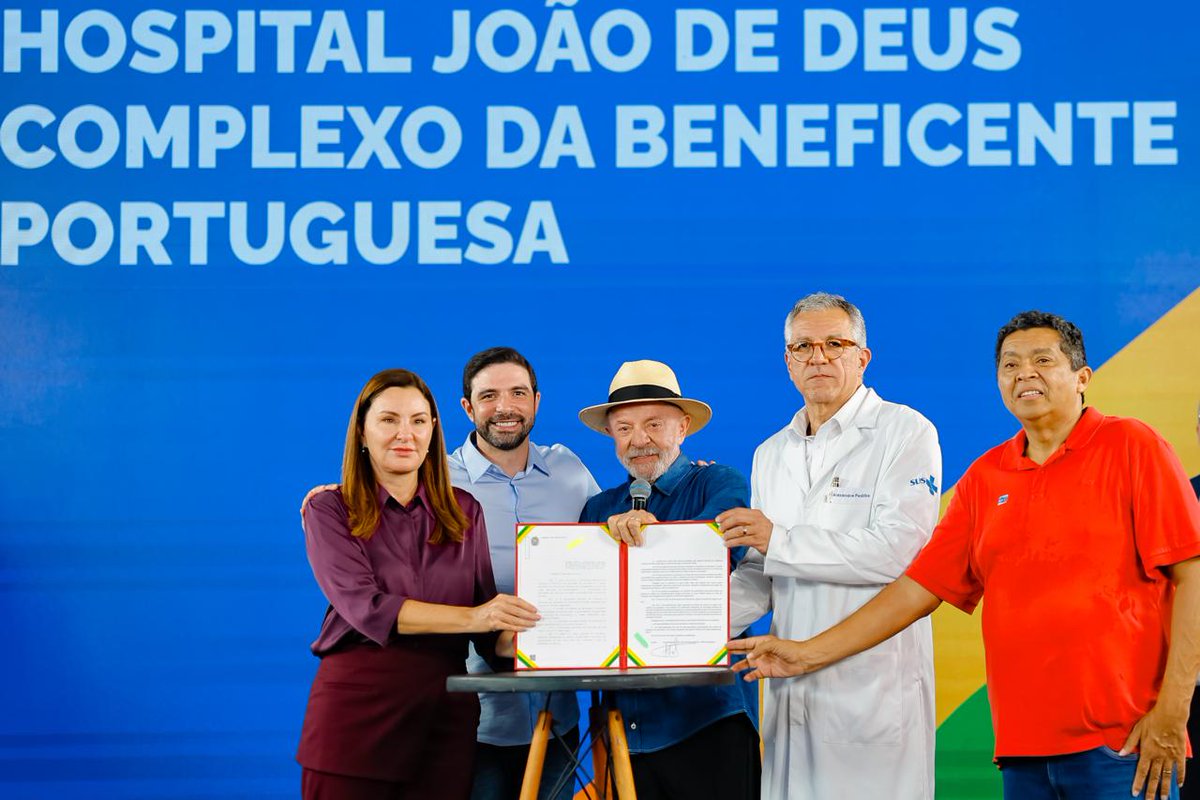LulaOficial's tweet photo. As melhores tecnologias de saúde são um direito de todos – e não apenas de quem pode pagar um plano de saúde. Por isso, fiquei muito feliz em ver que hoje foi realizada, em Belém do Pará, a primeira cirurgia robótica pelo SUS na Região Norte do País.

Isso só aconteceu graças ao Programa Agora Tem Especialistas, que além de trazer mais tecnologia e profissionais para a rede pública, também garante que hospitais privados atendam pelo SUS de forma gratuita.

É isso que queremos para o Brasil: mais médicos, mais equipamentos, mais cirurgias e menos tempo de espera para quem precisa do SUS. Saúde de qualidade chegando a quem mais precisa.

📸 @ricardostuckert