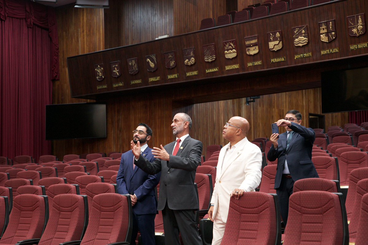 DiputadosRD's tweet photo. El presidente Alfredo Pacheco (@Pachecoalfredoo), recibió la visita del diplomático emirati, Su Excelencia Ahmed bin Mohammed Al Jarwan,  presidente y fundador del Consejo Global para la Tolerancia y la Paz. Durante su recorrido por las instalaciones de este Congreso Nacional, dialogaron sobre puntos de interés entre ambas naciones, con la finalidad de fortalecer los lazos de cooperación interinstitucional.  

#DiputadosRD