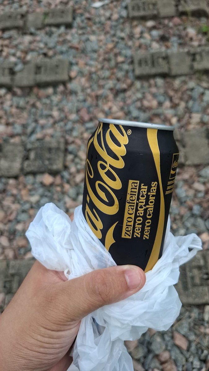 masoadesign's tweet photo. hoje provei a coca cola sem calorias, sem açúcar, sem cafeína, formada por ideias e conceitos https://t.co/ihN2EMHvCK