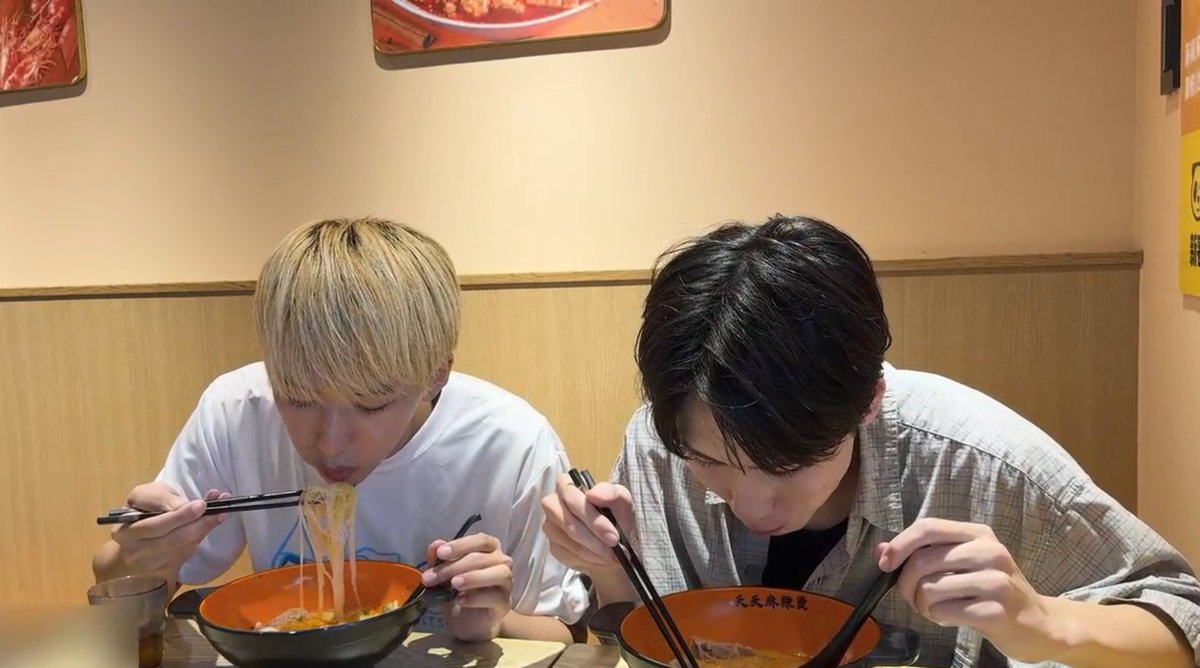 junko5349's tweet photo. ご飯食べてもゼロ距離なのと、2人の可愛いつむじが大好きです🤭

楽しそうでなにより💛💜

今日も雨だけど、素敵な1日になりますように🍀🍀🍀

 #おにラブ
 #おにサブ https://t.co/QIha7COmAP