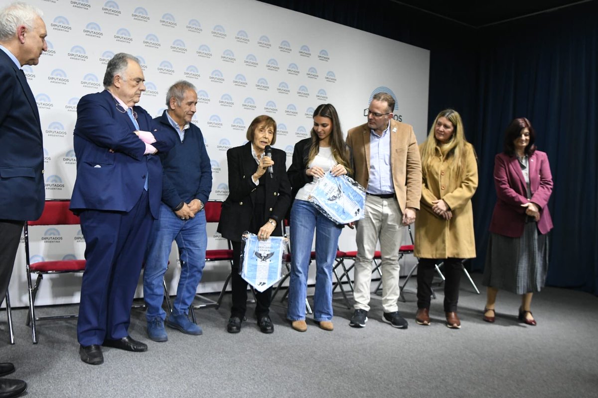 SergioOPalazzo's tweet photo. Hoy se llevó a cabo en el auditorio de la Cámara de Diputados, por iniciativa del diputado nacional Eduardo Valdez y de Gabriel Fucks, un homenaje a las familias de quienes llevaron a cabo el operativo Cóndor.

Dicho operativo llevado a cabo por jóvenes Argentinos hace 60 años llegó a Malvinas y desplegó 7 banderas Argentinas como un gesto de soberanía mientras la dictadura de Ongania recibía a parte de la realeza británica.

Fueron héroes, nos llenan de orgullo y fue el puntapié inicial de una defensa firme de nuestra soberanía y de convertirla en causa nacional.

Entre los cóndores con particular orgullo quiero recordar a Andrés Castillo dirigente y referente bancario de la Caja Nacional de Ahorro y Seguros.

Honor y gloria a todos los cóndores 🇦🇷