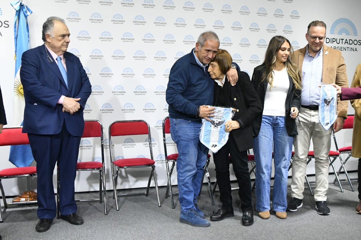 SergioOPalazzo's tweet photo. Hoy se llevó a cabo en el auditorio de la Cámara de Diputados, por iniciativa del diputado nacional Eduardo Valdez y de Gabriel Fucks, un homenaje a las familias de quienes llevaron a cabo el operativo Cóndor.

Dicho operativo llevado a cabo por jóvenes Argentinos hace 60 años llegó a Malvinas y desplegó 7 banderas Argentinas como un gesto de soberanía mientras la dictadura de Ongania recibía a parte de la realeza británica.

Fueron héroes, nos llenan de orgullo y fue el puntapié inicial de una defensa firme de nuestra soberanía y de convertirla en causa nacional.

Entre los cóndores con particular orgullo quiero recordar a Andrés Castillo dirigente y referente bancario de la Caja Nacional de Ahorro y Seguros.

Honor y gloria a todos los cóndores 🇦🇷