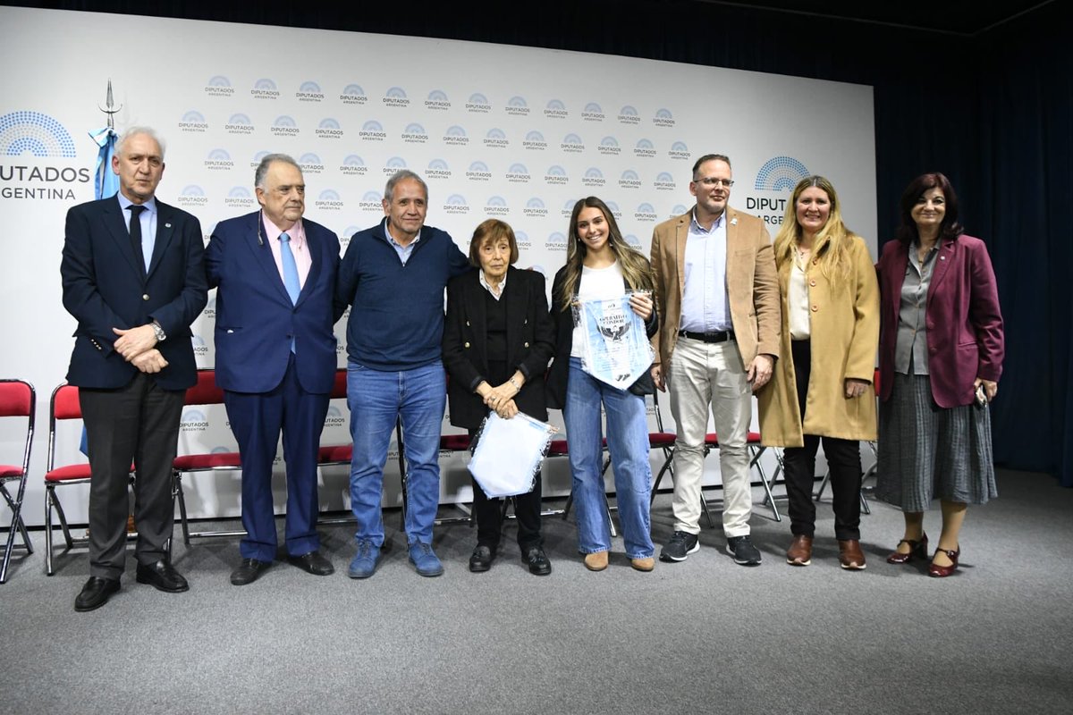 SergioOPalazzo's tweet photo. Hoy se llevó a cabo en el auditorio de la Cámara de Diputados, por iniciativa del diputado nacional Eduardo Valdez y de Gabriel Fucks, un homenaje a las familias de quienes llevaron a cabo el operativo Cóndor.

Dicho operativo llevado a cabo por jóvenes Argentinos hace 60 años llegó a Malvinas y desplegó 7 banderas Argentinas como un gesto de soberanía mientras la dictadura de Ongania recibía a parte de la realeza británica.

Fueron héroes, nos llenan de orgullo y fue el puntapié inicial de una defensa firme de nuestra soberanía y de convertirla en causa nacional.

Entre los cóndores con particular orgullo quiero recordar a Andrés Castillo dirigente y referente bancario de la Caja Nacional de Ahorro y Seguros.

Honor y gloria a todos los cóndores 🇦🇷