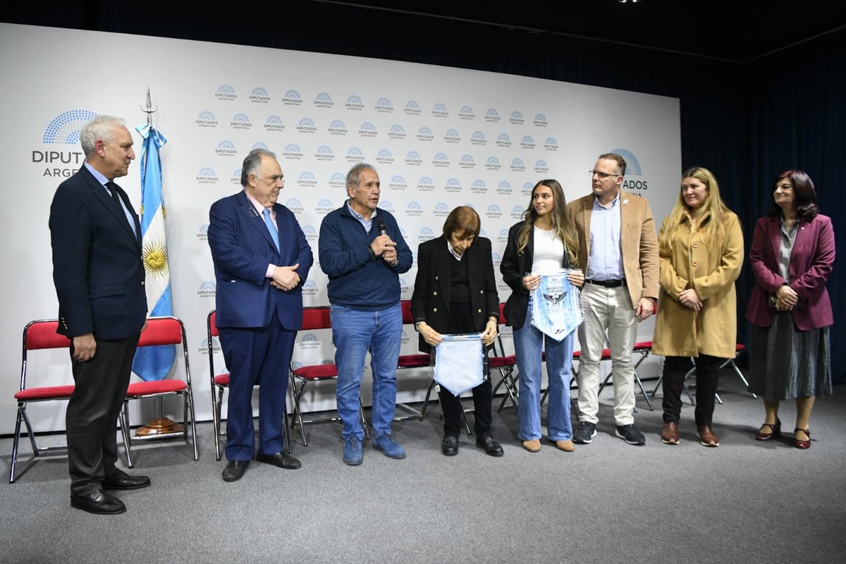 SergioOPalazzo's tweet photo. Hoy se llevó a cabo en el auditorio de la Cámara de Diputados, por iniciativa del diputado nacional Eduardo Valdez y de Gabriel Fucks, un homenaje a las familias de quienes llevaron a cabo el operativo Cóndor.

Dicho operativo llevado a cabo por jóvenes Argentinos hace 60 años llegó a Malvinas y desplegó 7 banderas Argentinas como un gesto de soberanía mientras la dictadura de Ongania recibía a parte de la realeza británica.

Fueron héroes, nos llenan de orgullo y fue el puntapié inicial de una defensa firme de nuestra soberanía y de convertirla en causa nacional.

Entre los cóndores con particular orgullo quiero recordar a Andrés Castillo dirigente y referente bancario de la Caja Nacional de Ahorro y Seguros.

Honor y gloria a todos los cóndores 🇦🇷