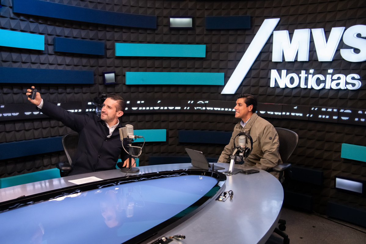PedroHacesL's tweet photo. LA LEY DEBE PONER CONSECUENCIAS PARA QUIEN ABANDONA SUS RESPONSABILIDADES👩‍⚖️👆

Gracias a mi amigo @juanmapregunta y a @MVSNoticias por abrirnos este espacio para hablar de dos iniciativas que ponen la justicia en el centro:

La primera busca que quien abandone a sus padres de la tercera edad en los momentos más difíciles pierda el derecho a heredar. 

La segunda plantea que los deudores de pensión alimenticia realicen trabajo comunitario y tengan restringido temporalmente el acceso a eventos masivos, hasta que cumplan con su obligación. 

Seguiremos legislando para que nadie evada sus responsabilidades. 

¡ÁNIMO! 🐓

#TúHacesTlalpan #PedroHacesLago
