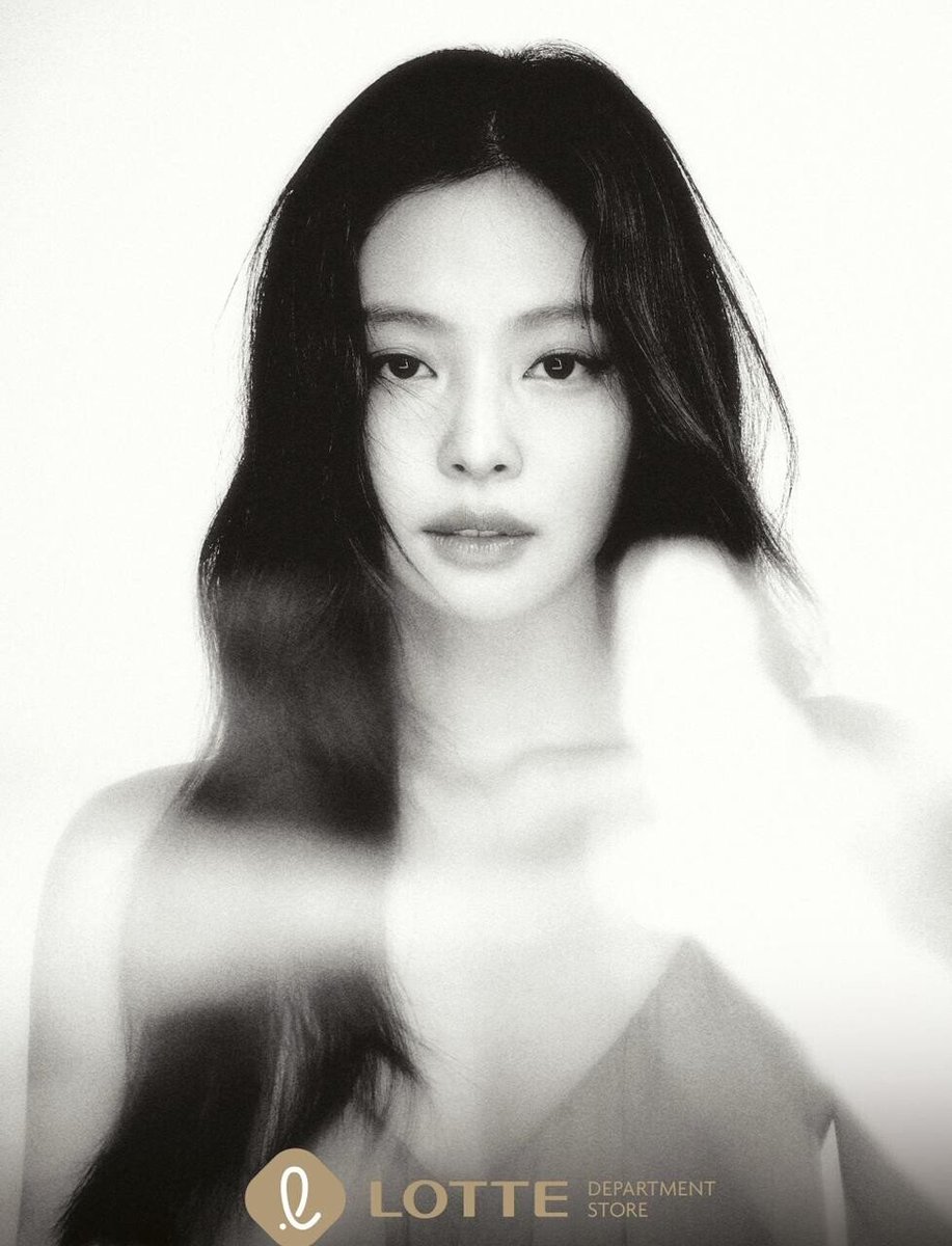 PINKSBASE's tweet photo. Jennie is now an ambassador for Lotte Department Store, one of South Korea's largest department store chains. 

This is the first time in about 10 years that Lotte Department Store has chosen a female artist as its advertising model. https://t.co/WPEsPaYVQR