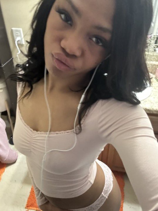 RoseVeronicaXO's tweet photo. What are you up to, can I pull up on u? #wlw #ncfreaks #northcarolina #meet #fem #DL #meetup #nc #cltfreaks #704freaks #cltfreak https://t.co/4pyKiSSrm1