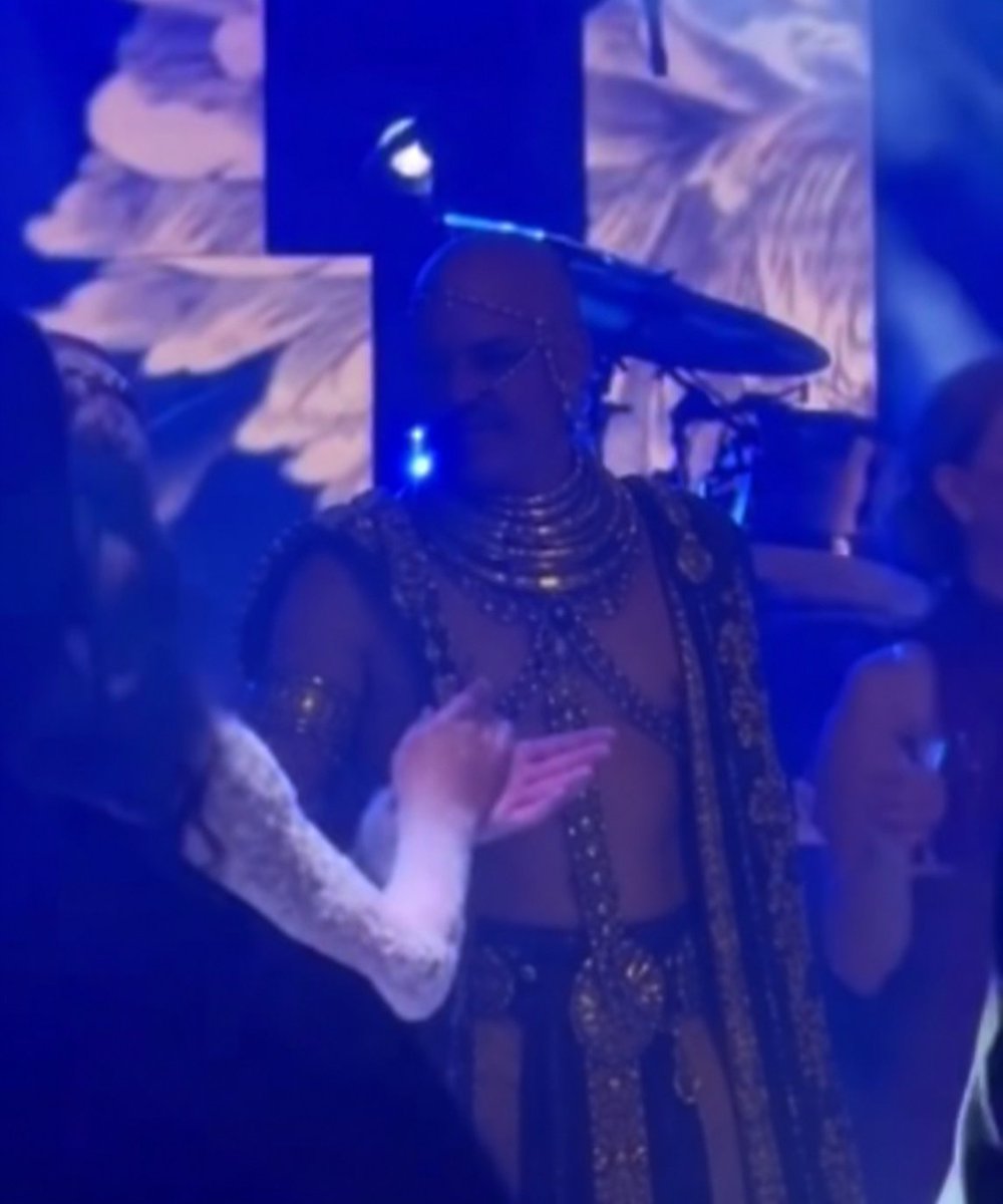 ohaperuca's tweet photo. @razaodocentro2 @Rconstantino recebi no zap que ele tava fantasiado de xerxes no casamento do filho, não sei se é verdade https://t.co/TRO8XN8PE2