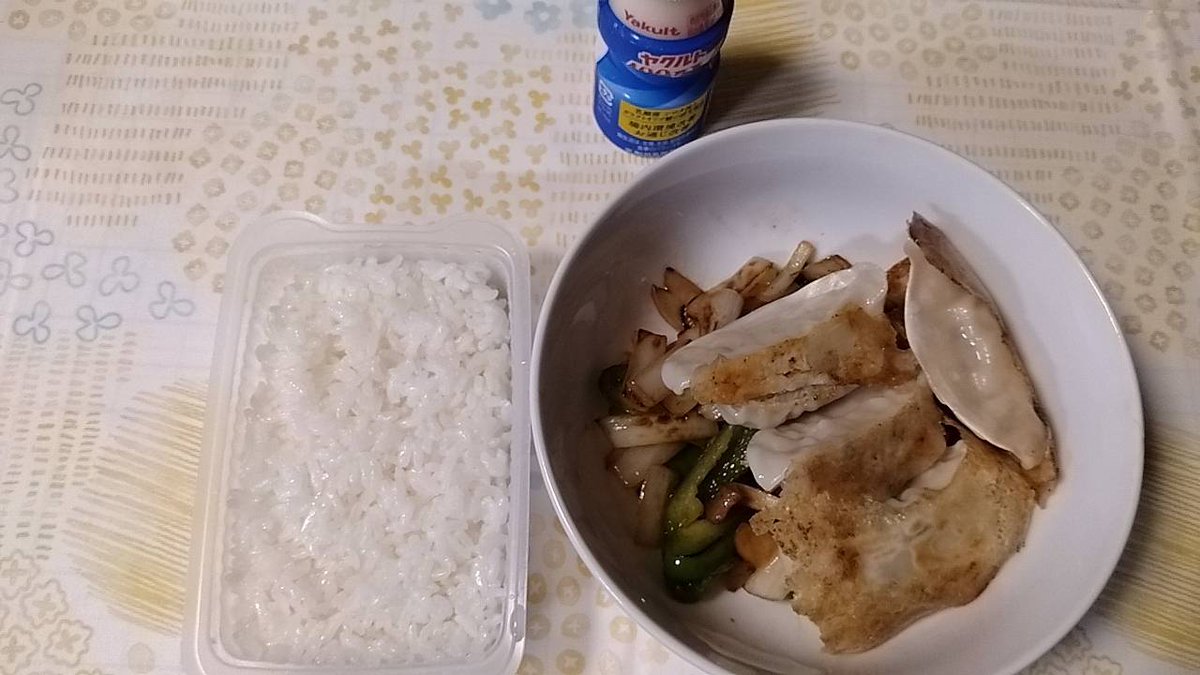 warrinc5's tweet photo. 昨日のお昼は、きつねうどん
夜は、野菜炒めと餃子
今朝のモーニングプレート https://t.co/BqCNlfWgHX