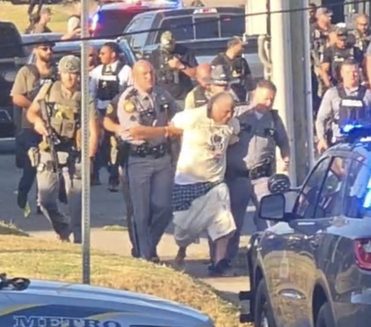 joeimel's tweet photo. Suspect Emonnie Branch, 51, is taken into custody in Louisville by Kentucky State Police and Louisville Metro Police following the shooting death of KSP Trooper Hayden Phillips on I65 near Smiths Grove. Phillips was killed in an officer involved shooting Monday, Sept 28. https://t.co/ZW5S1Hxrxa