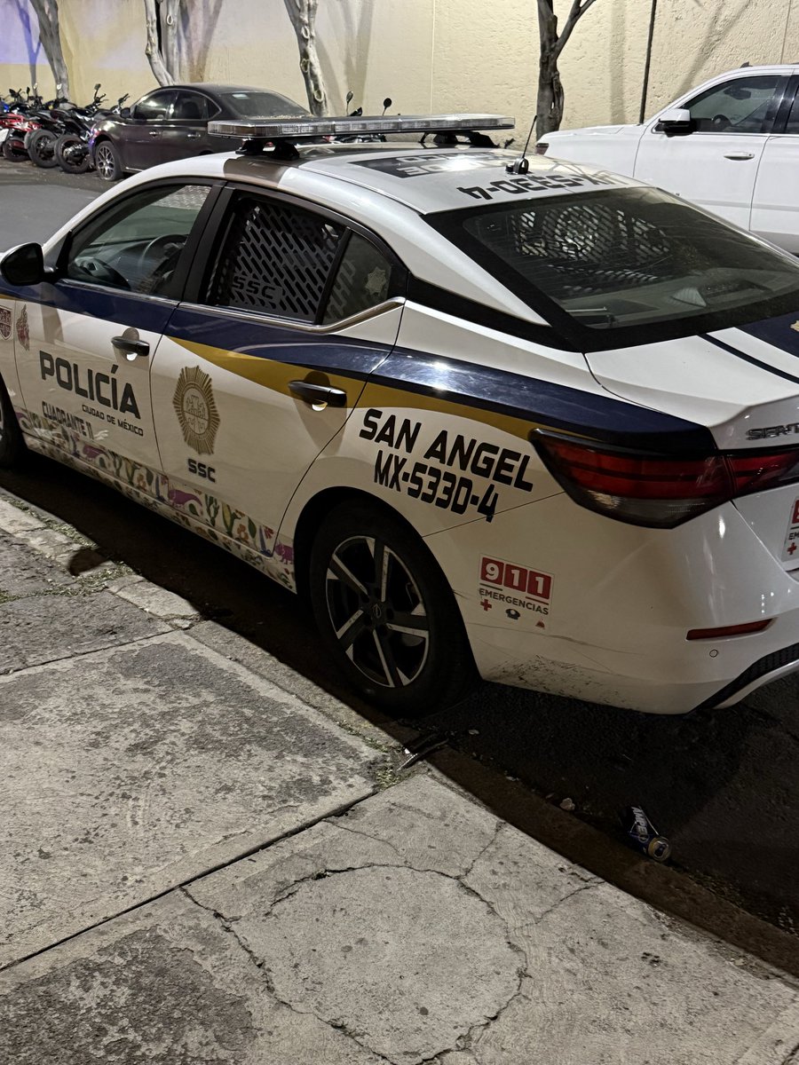 Pablo14275383's tweet photo. @OVIALCDMX @UCS_GCDMX Esta situación es constante. El carro en cuestión parece ser el auto particular de un oficial del sector Alpes de Álvaro Obregón. Tiran basura en las casas de los vecinos y son prepotentes cuando se les pide que retiren los vehículos https://t.co/uIngPQBsXK