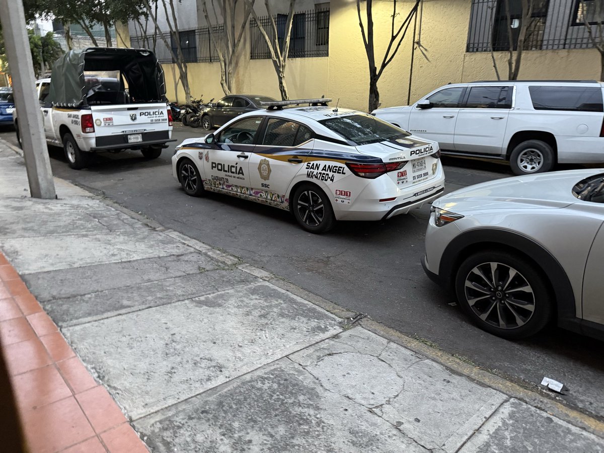 Pablo14275383's tweet photo. @OVIALCDMX @UCS_GCDMX Esta situación es constante. El carro en cuestión parece ser el auto particular de un oficial del sector Alpes de Álvaro Obregón. Tiran basura en las casas de los vecinos y son prepotentes cuando se les pide que retiren los vehículos https://t.co/uIngPQBsXK