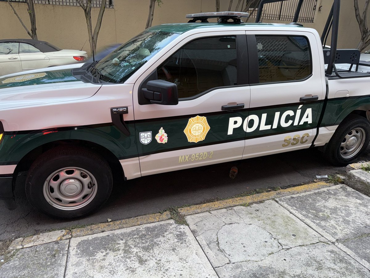 Pablo14275383's tweet photo. @OVIALCDMX @UCS_GCDMX Esta situación es constante. El carro en cuestión parece ser el auto particular de un oficial del sector Alpes de Álvaro Obregón. Tiran basura en las casas de los vecinos y son prepotentes cuando se les pide que retiren los vehículos https://t.co/uIngPQBsXK