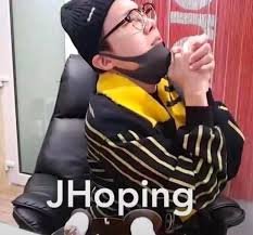 ARMYBogotaCol's tweet photo. Como sea. NO AUTORIZAMOS que esas nuevas boletas se las queden revendedores o influencers aparecidos de la nada que antes de eso solo pordebajeaban al grupo.

Esas boletas deben quedar en manos de ARMY, quienes han tenido que pelear contra viento, marea y estafadores por cumplor su sueño 🙂‍↕️👌