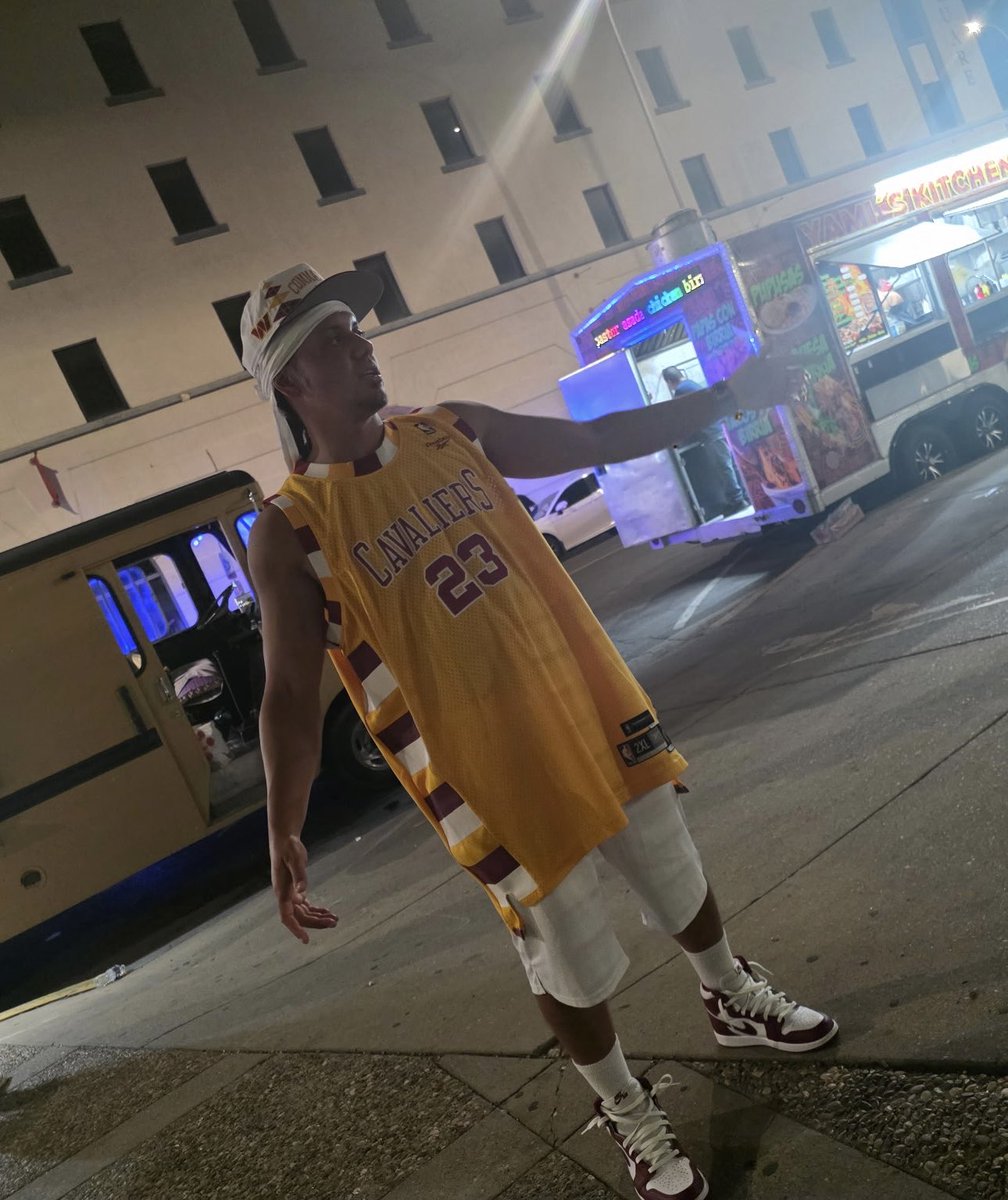 easports3's tweet photo. Cavs bron and commmanders hat #explore #basketball #early2000s https://t.co/eCY0ifcvDw