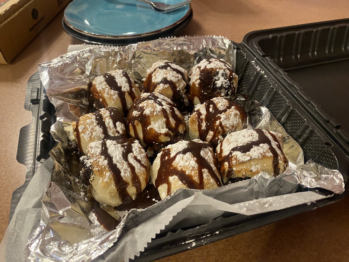 TheTigerFurball's tweet photo. I am a fatass dude (14 inch chicken bacon ranch pizza, cheesy garlic knots, and Oreo knots) https://t.co/A6OiT5X6J9