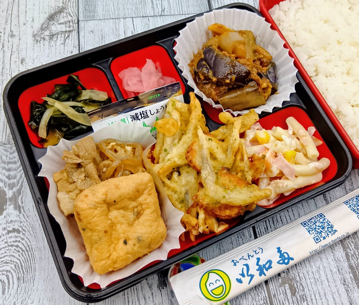 obento_iwata's tweet photo. トロトロ茄子の茄子味噌は甜麺醤や赤味噌でご飯が進���濃厚な味付けに👍️
噛むと特製のお出汁がじゅわっと広がるがんもは地味ながら根強いファンも多いんですよ🤭
満足度の高いお献立に仕上がってます✨

#い和多　#お弁当　#スマートミール　#ランチ　#お昼ごはん　#デリバリー https://t.co/5c7dn2AdHU
