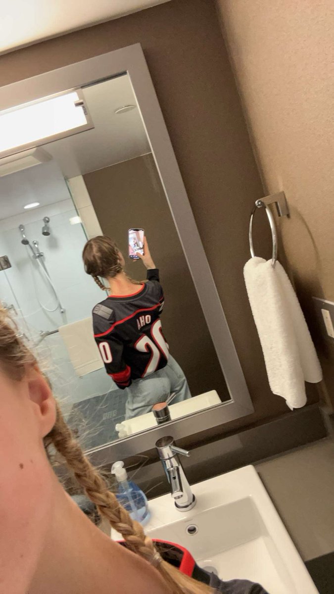 suomixnhl's tweet photo. 🏒 Hockey Intro 🏒

Name: Liisa
Age: 22
From: 🇨🇦🇫🇮
Favourite team: Canes Van
Favourite European team: HKIF lillehammerik
Favourite player: Sebastian Aho 
Favourite league: Liiga 🇫🇮 • SHL 🇸🇪 • EHL 🇳🇴.
Hockey obsession: europeans players 
Hot take:  Goalies > everyone https://t.co/n2gvAd082f