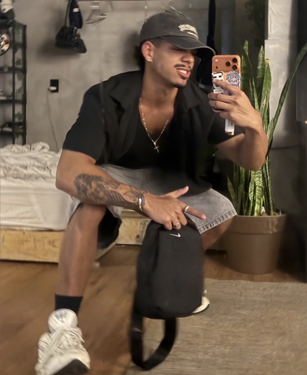 4coroas's tweet photo. ⠀⠀
₊⊹˖ ⟡ dean thomas ⋆ @desmitificvr.
𝑖dade: 20 anos.
𝑝ronomes: ele/dele.
𝑠exualidade: bissexual.
𝑟eino: verão. https://t.co/pi9QxRmRKz