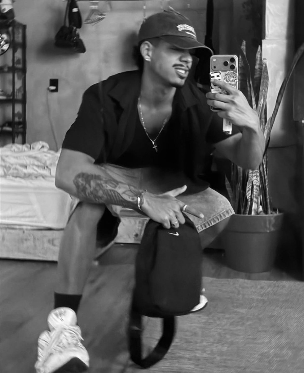 4coroas's tweet photo. ⠀⠀
₊⊹˖ ⟡ dean thomas ⋆ @desmitificvr.
𝑖dade: 20 anos.
𝑝ronomes: ele/dele.
𝑠exualidade: bissexual.
𝑟eino: verão. https://t.co/pi9QxRmRKz