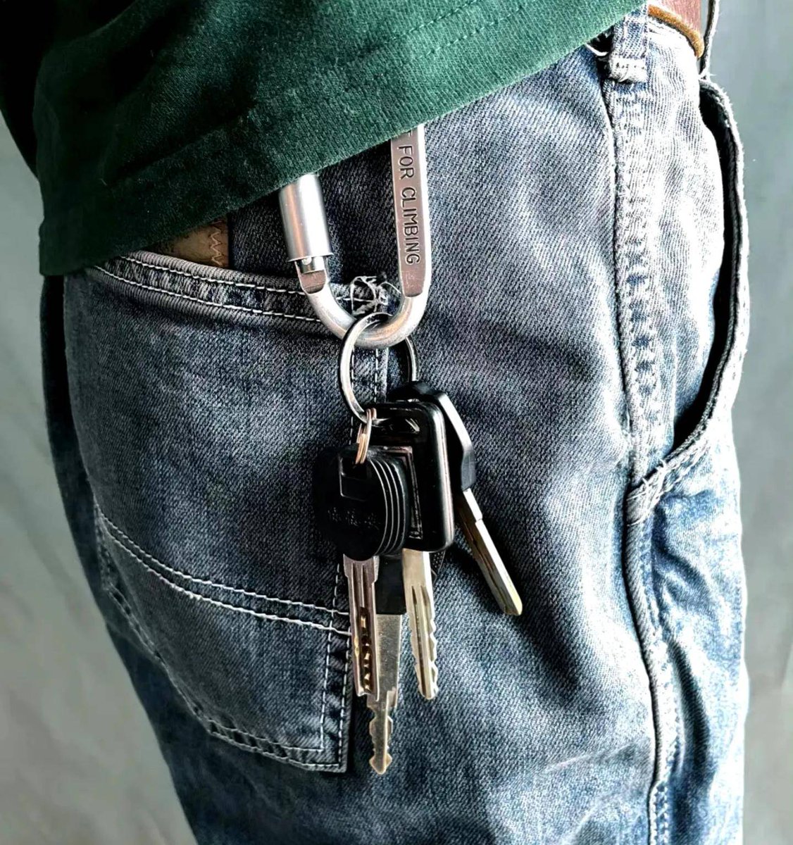 MargaretBas4op's tweet photo. Just finished this upcycled denim keychain for my daily carry! Upcycling old clothes into something useful feels so satisfying  #HandmadeDiys， https://t.co/QLzQ5cZabY