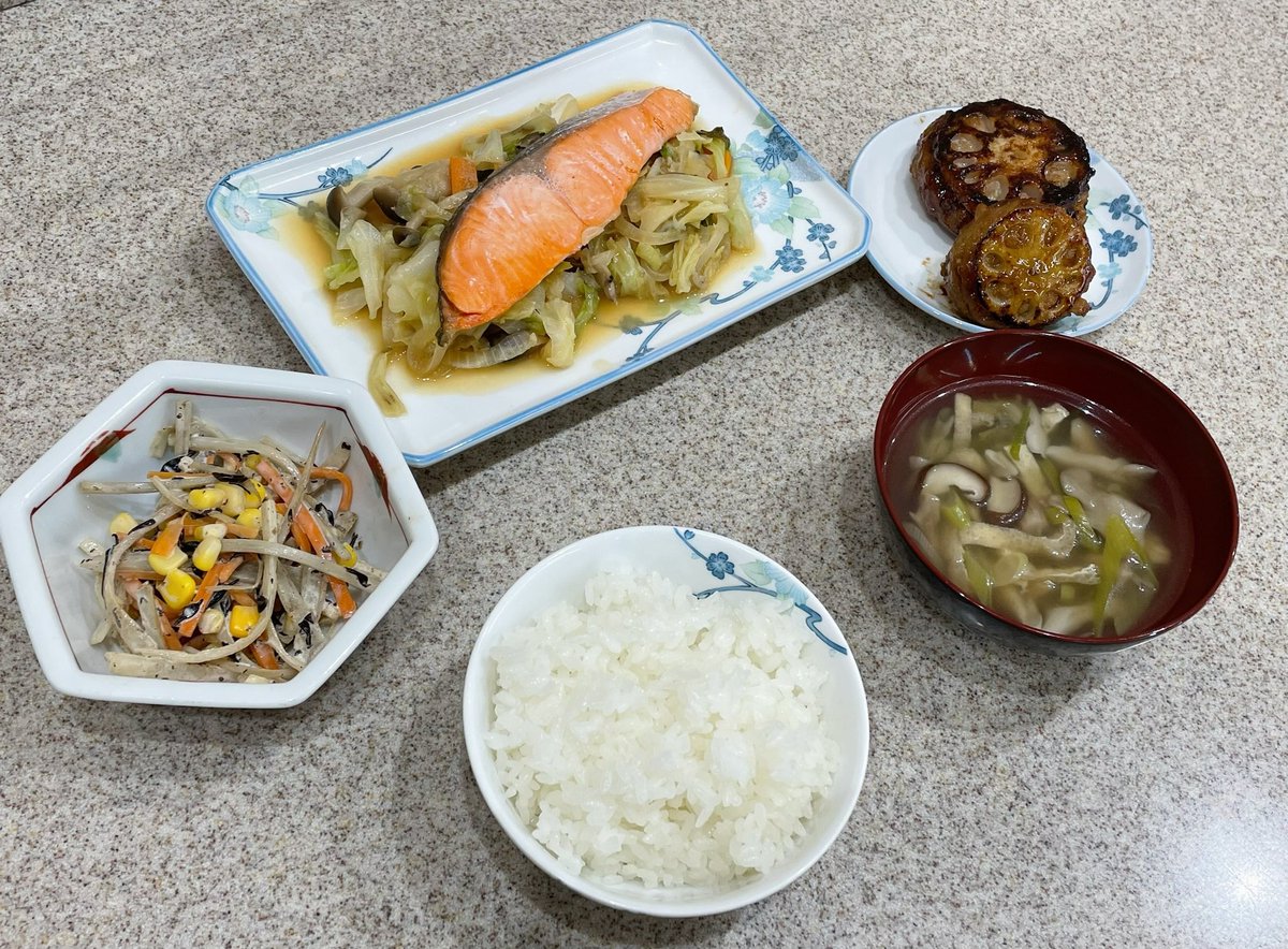 bar24365's tweet photo. 月一ご飯会❤︎

今月も開催させてもらいました！
今回は秋メニュー🍂

食欲の秋にふさわしい食材を選びました(//∇//)
思ってたよりボリュームもあってみんな大喜び🍚
次回はハロウィンです🎃
※ちょっとだけAI使った🥺

#エンジニアご飯会
#エンジニアコミュニティ
#エンジニア
#フリーランス https://t.co/XJyZpPsVVk
