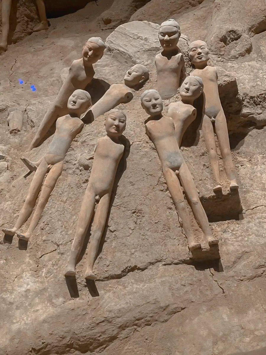 Mye_ming's tweet photo. When the terracotta figurine meets the rugged 峙 mountain at the valley 俑坎？ Wait, correction: Let's make it natural. 推文内容：Wandering among ancient terracotta figurines, overlooking the steep 峙 peak across the gully, a perfect blend of relic charm and wild landscape. https://t.co/uL0NquHlLI