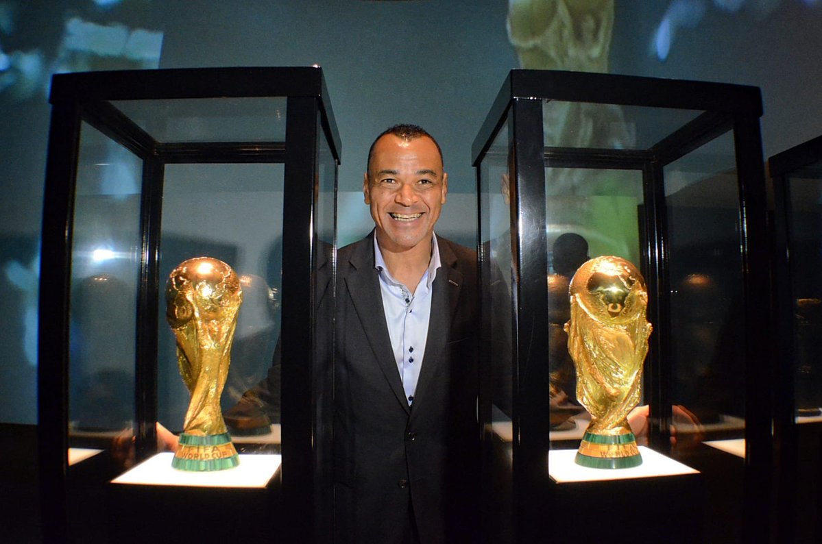 geovvsg's tweet photo. o ttk não para de me flopar então vou falar aqui!

eu conheci o cafu (único jogador da HISTÓRIA a jogar 3 finais seguidas de copa, um dos únicos a ganhar 2 e ainda ter tudo no futebol)
E ELE AUTOGRAFOU MEU NI-KI!

qria mt q chegasse nele 😭😭

#enhypen #ni_ki @ENHYPENBrasil_ https://t.co/muSMFuXxJT