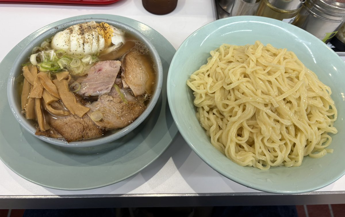 muponpon's tweet photo. もりそばのビジュすご　うま　思考停止で大盛りにしなくてよかった　チャーシューがめっちゃ入ってるから無料のライスが進んじゃって進んじゃってね  夜勤明け飯にデっけぇ選択肢が増えたなぁ https://t.co/mljhbHxHuw