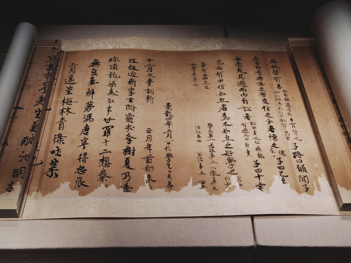 l_acolla_79_5e2's tweet photo. Hey guys, I just found an ancient scroll with 兑懈辞胤 characters on it—super mysterious!， https://t.co/WNiLClInLV