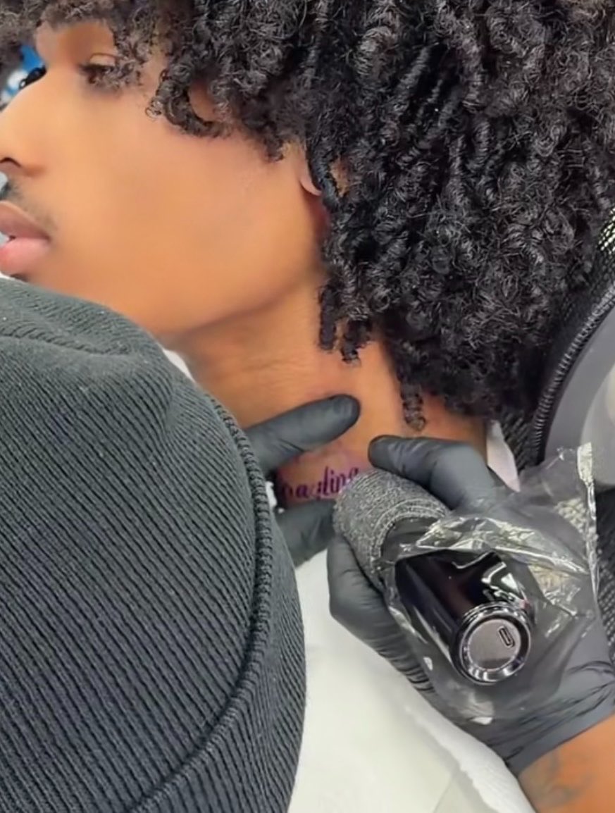 someboynamedk's tweet photo. on the neck and the waist though ??!? https://t.co/eAVPKmjngZ
