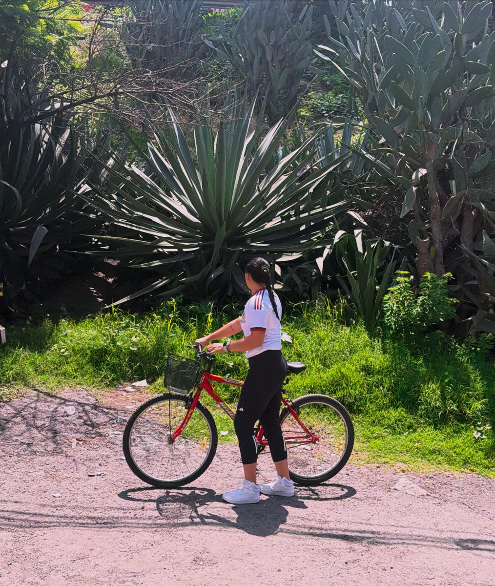 danizuir's tweet photo. Uno puede ser feliz 
Solo pedaleando una bicicleta 🚴🏻‍♀️ https://t.co/RJFnsTwD2W